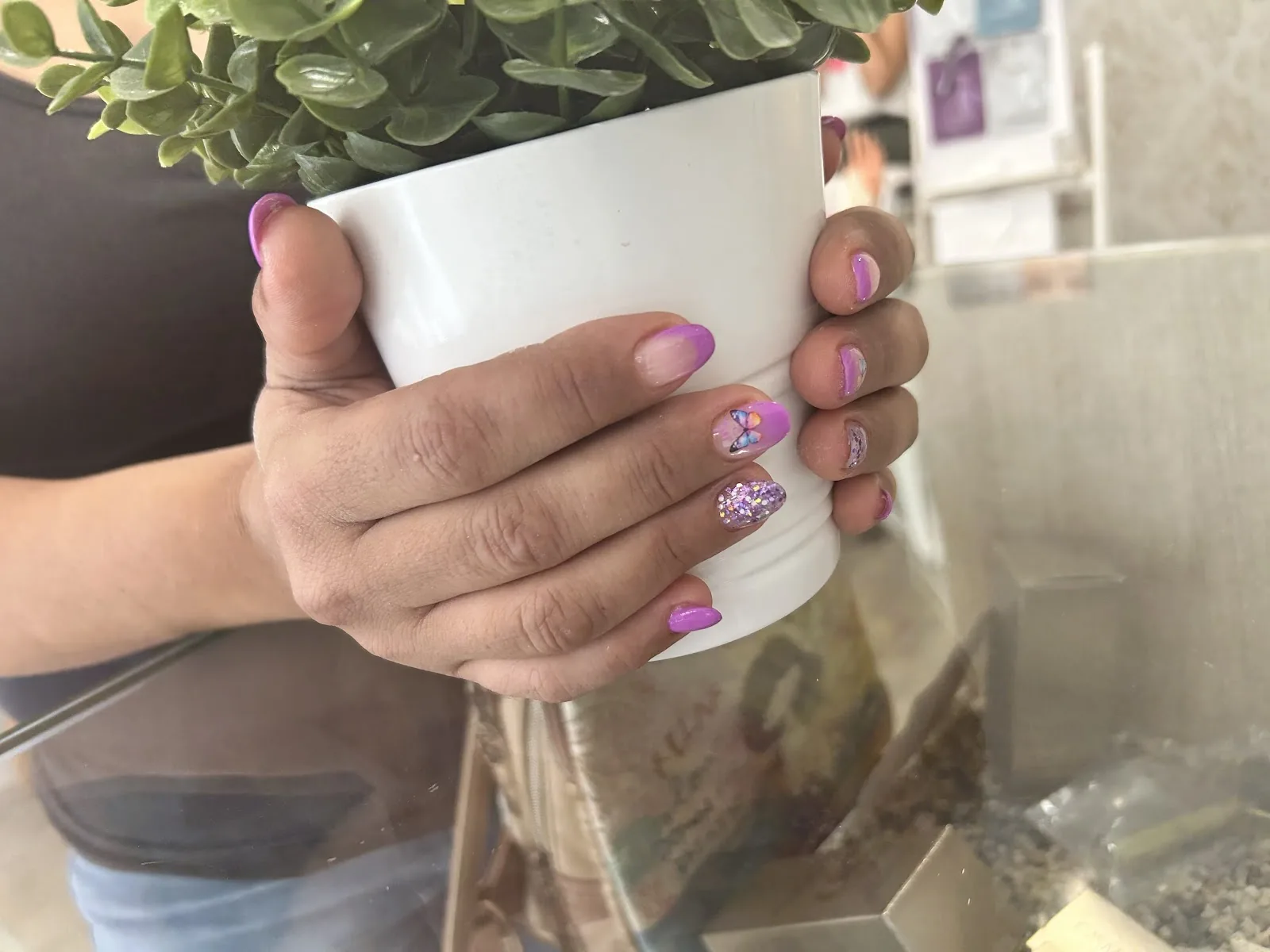 Manos con semipermanente rosa