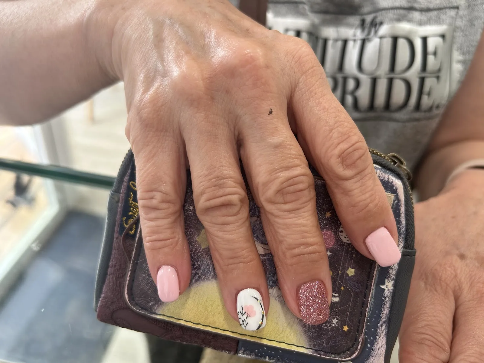 Manicura rosa con brillo