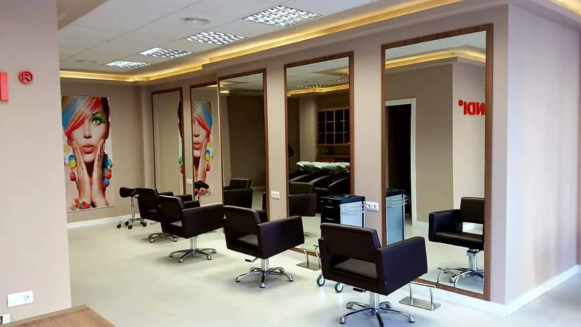 El salón, con sus sillones y espejos