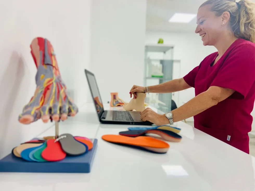 Priscila Lucía en su consulta de podología