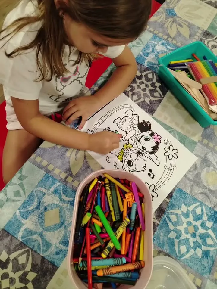 Actividad creativa en el local de Conecta