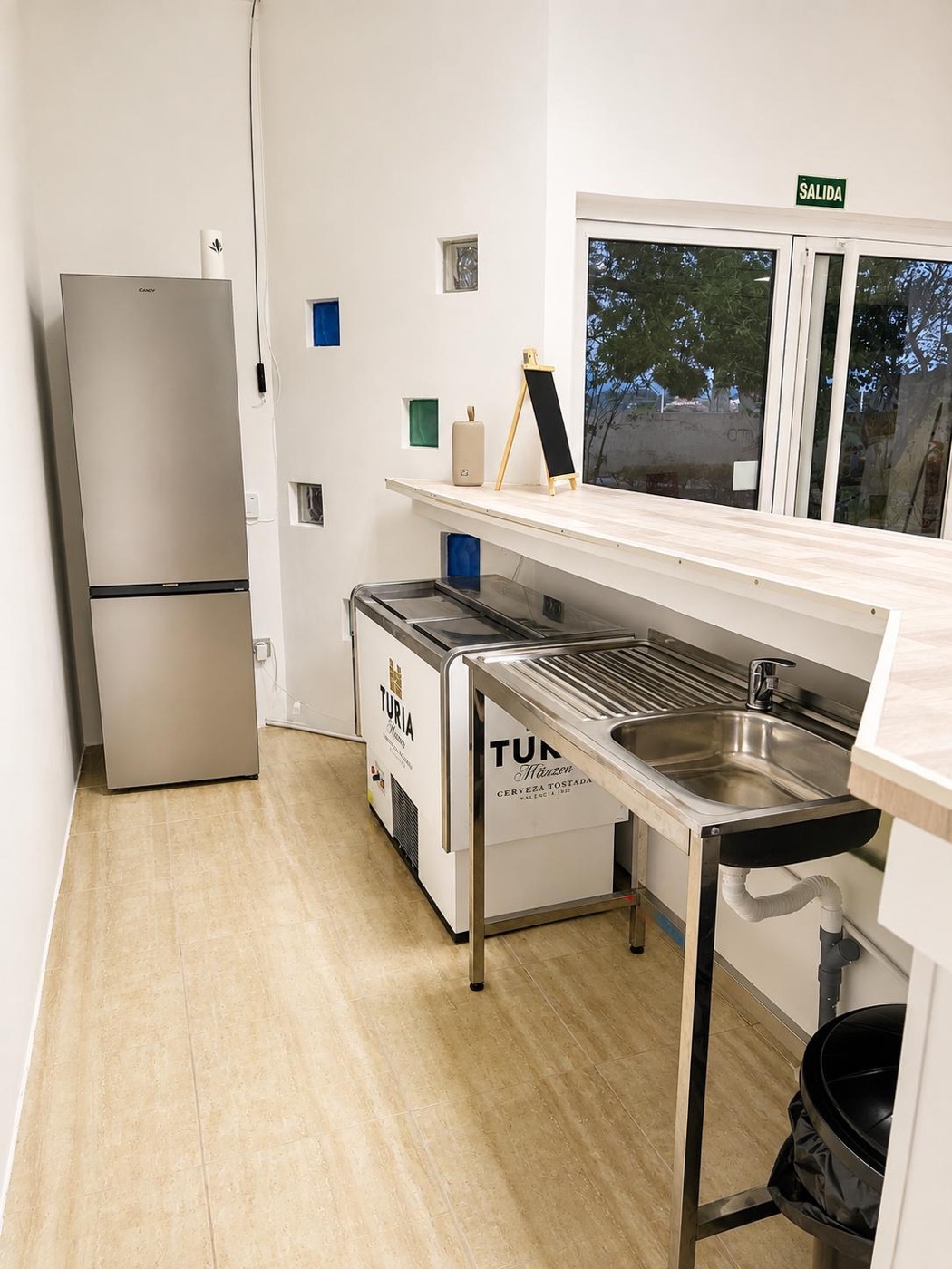 Cocina equipada con cafetera, microondas y nevera