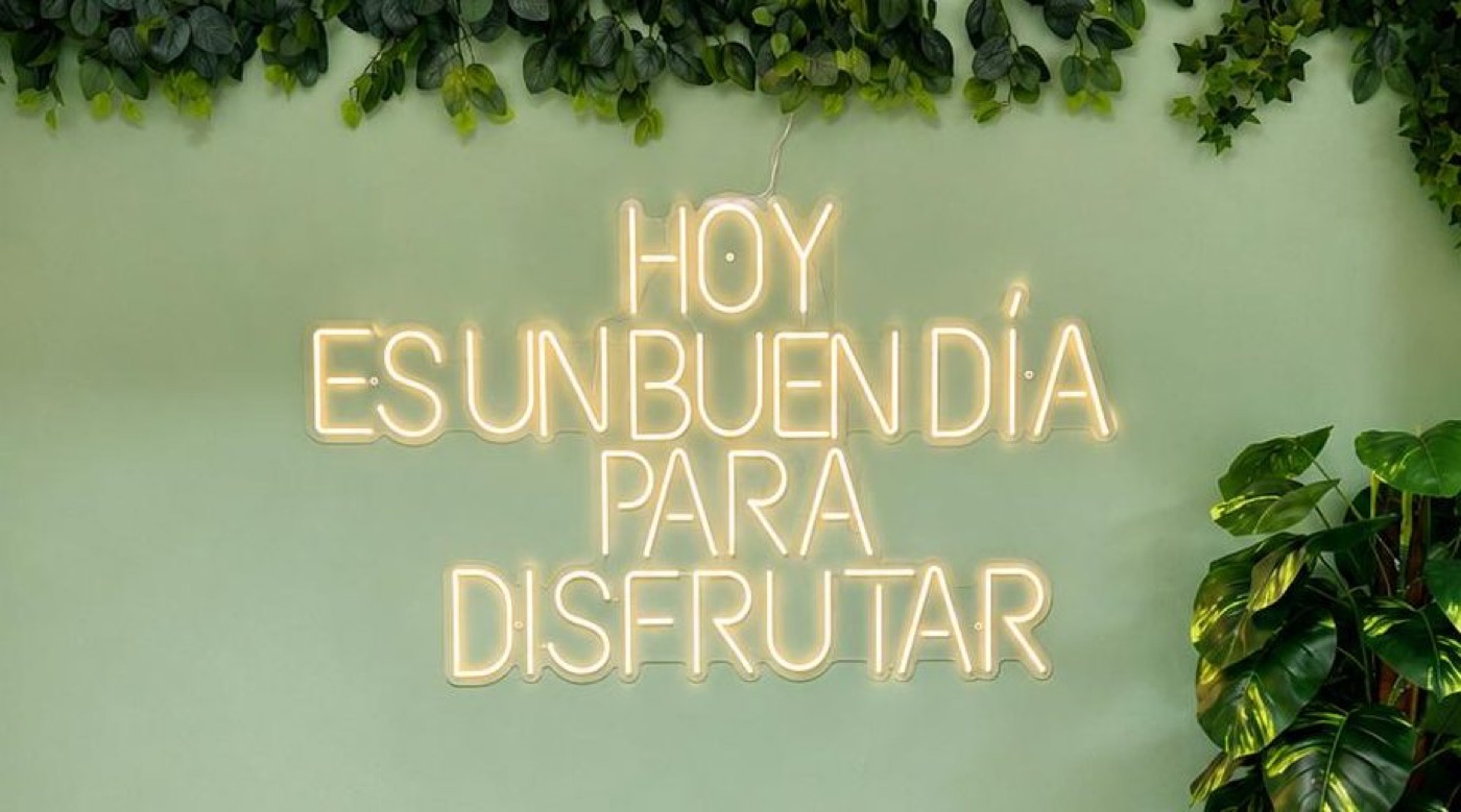 Cartel luminoso: hoy es un buen día para disfrutar