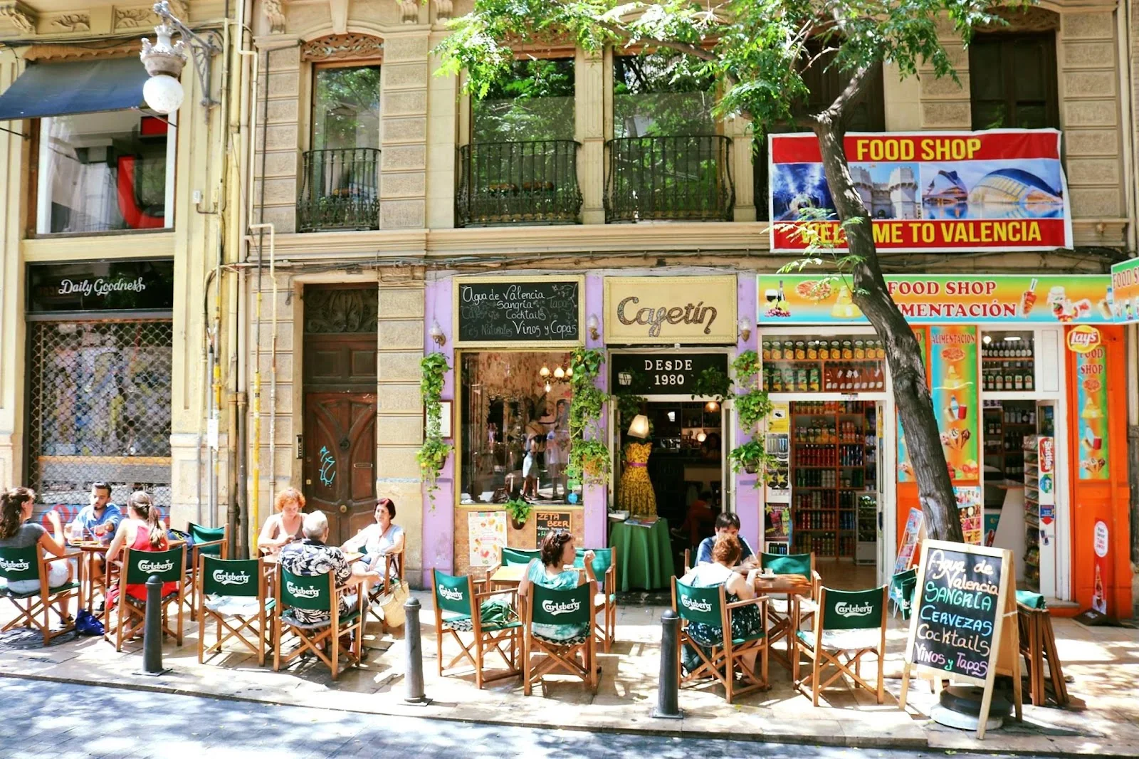 La fachada morada del Cafetín con su terraza