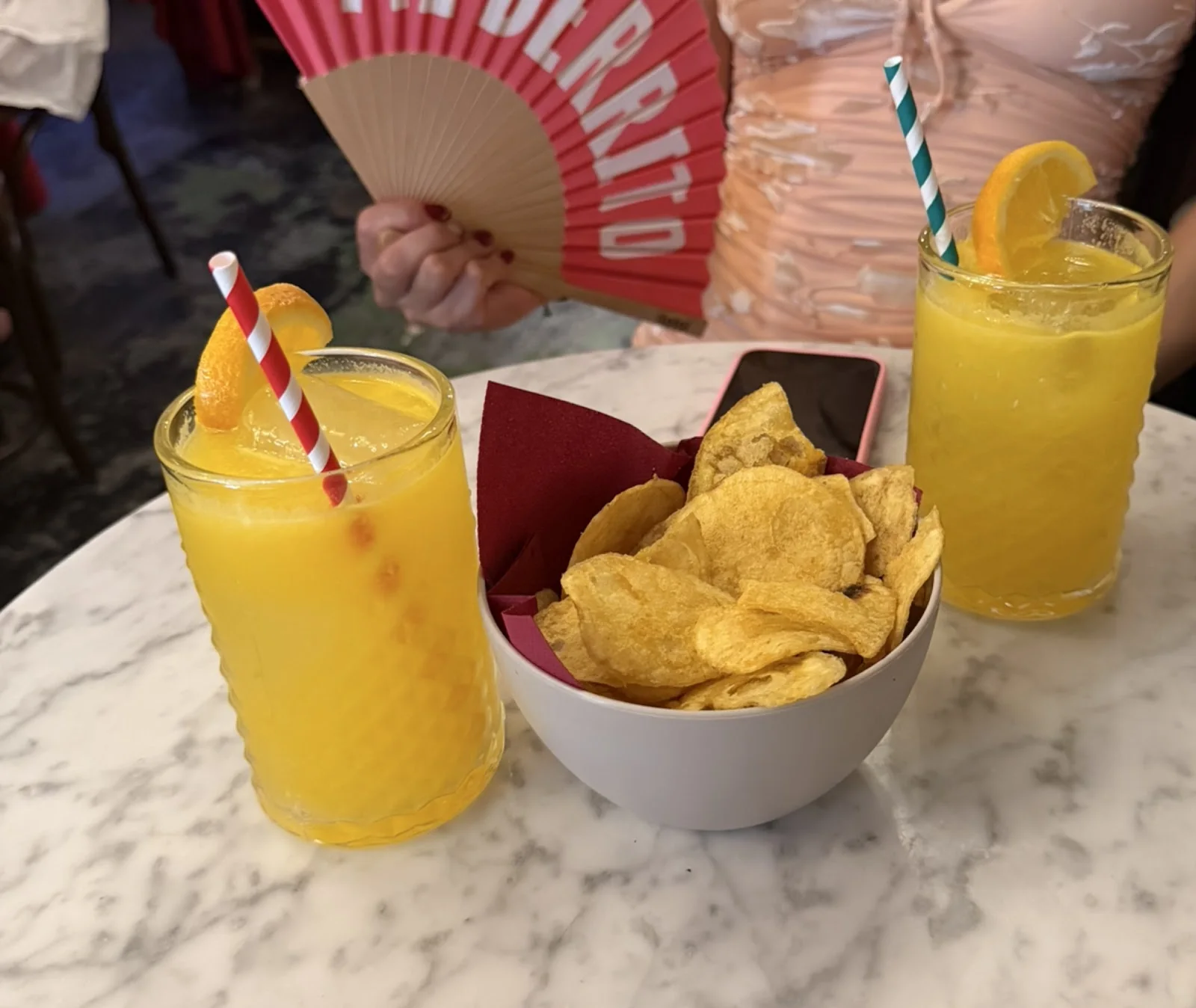 Agua de valencia en la mesa de mármol