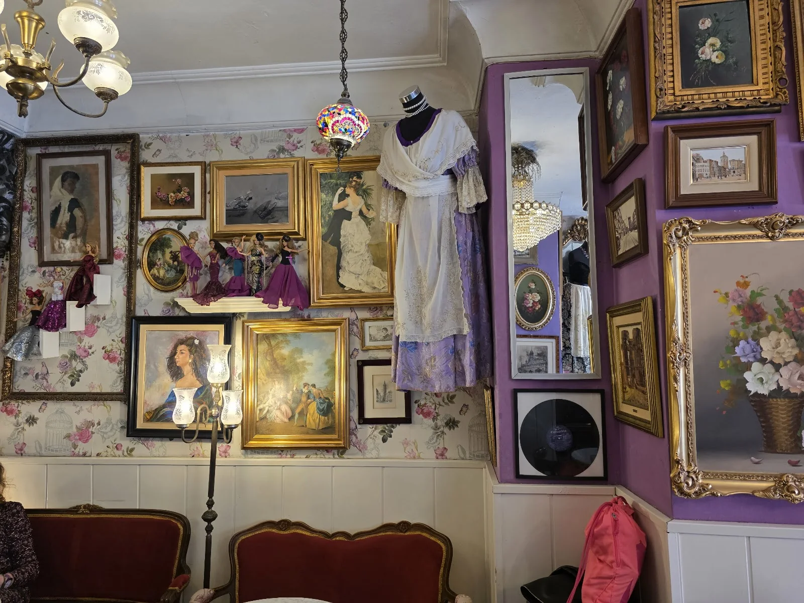 El salón del Cafetín con sus cuadros y lámparas