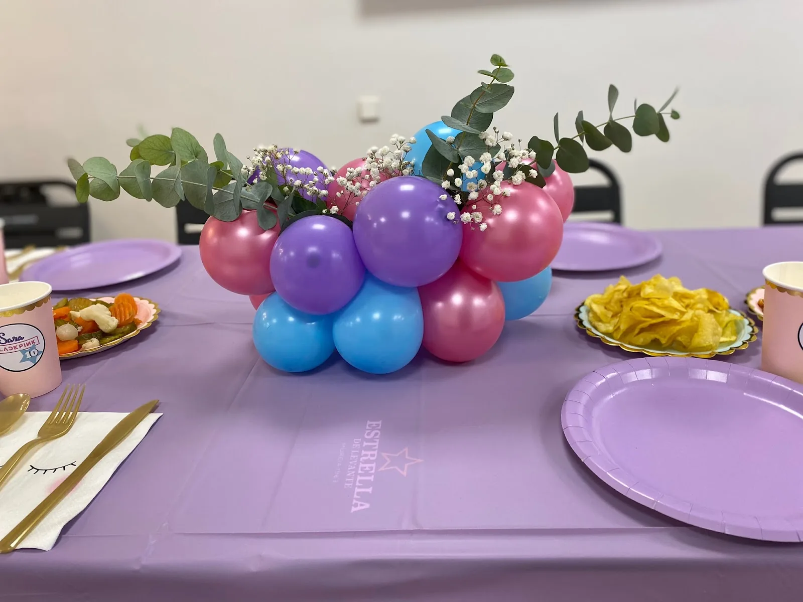 Mesa decorada en lila con centro de globos