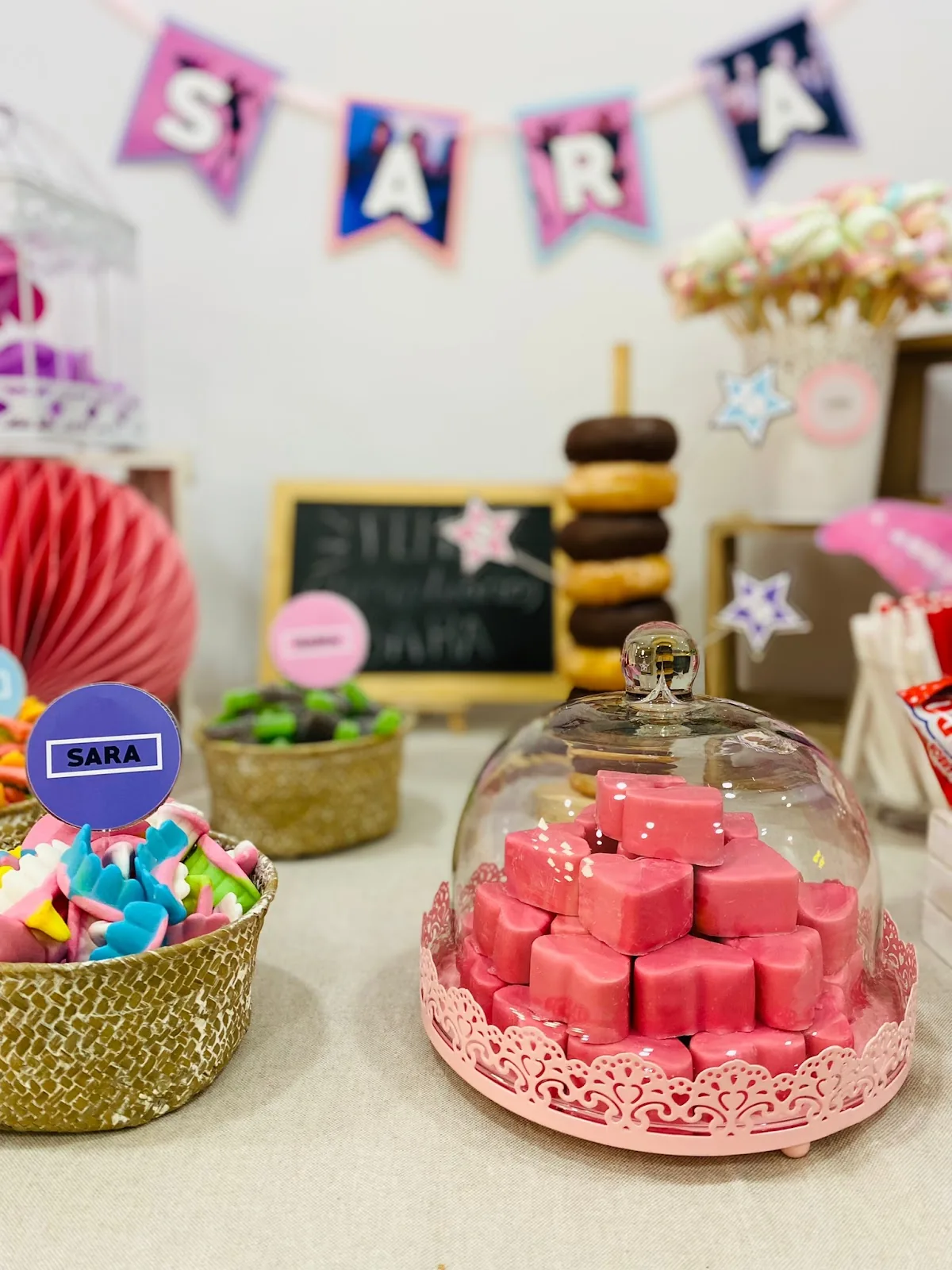 Mesa de chuches con caja de cristal