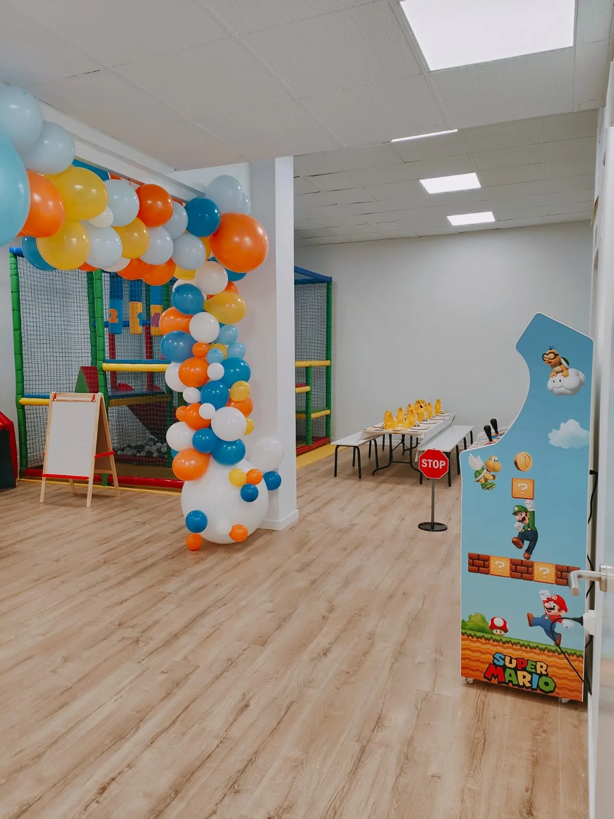 Sala con columna de globos naranjas y azules