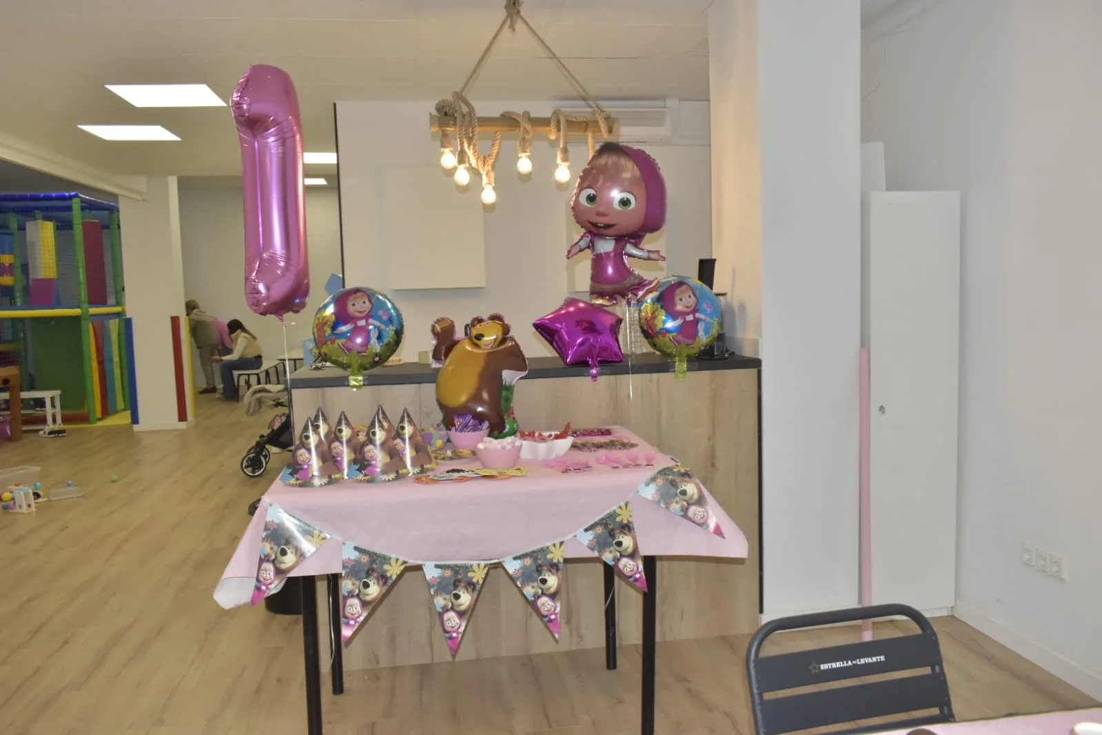 Cumpleaños con globo número 1 y decoración rosa