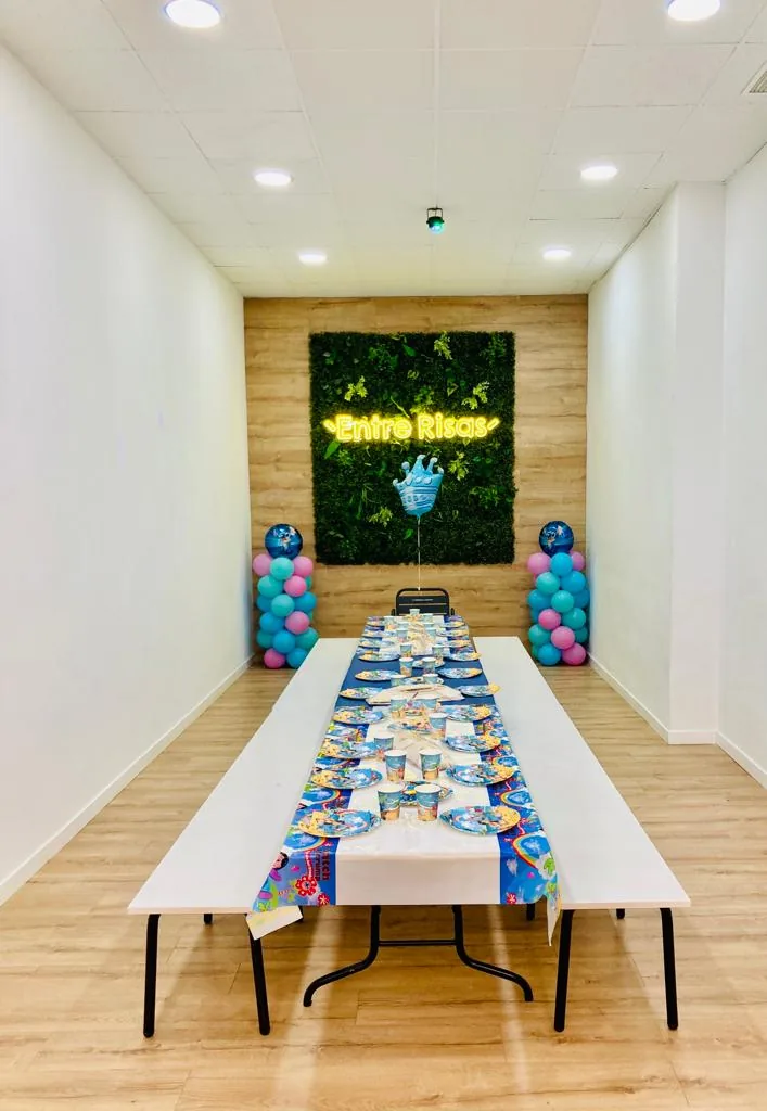 Mesa larga preparada con cartel de neón