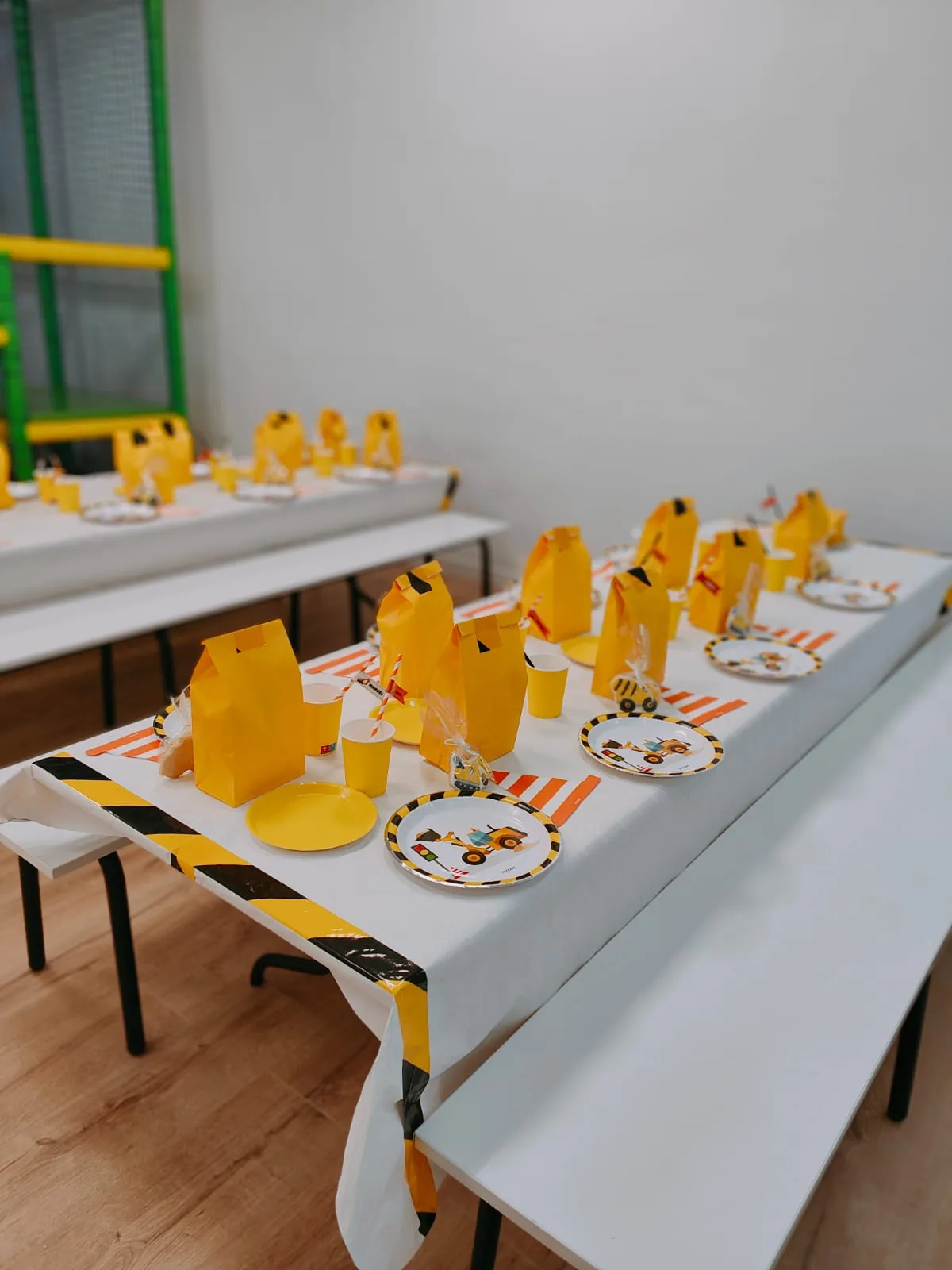 Mesa infantil en amarillo con menús para niños