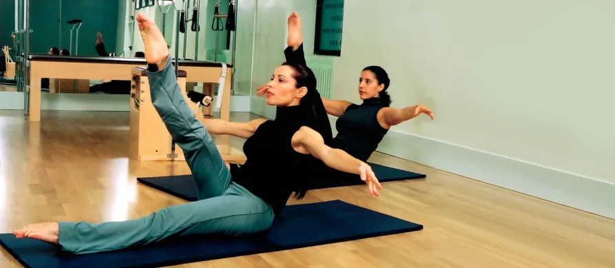 Práctica de Pilates suelo en la sala de entY