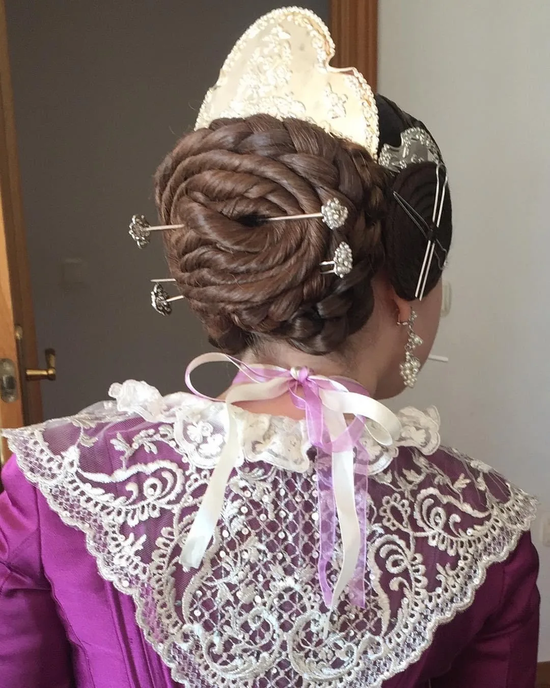 Fallera con el traje y el moño terminado