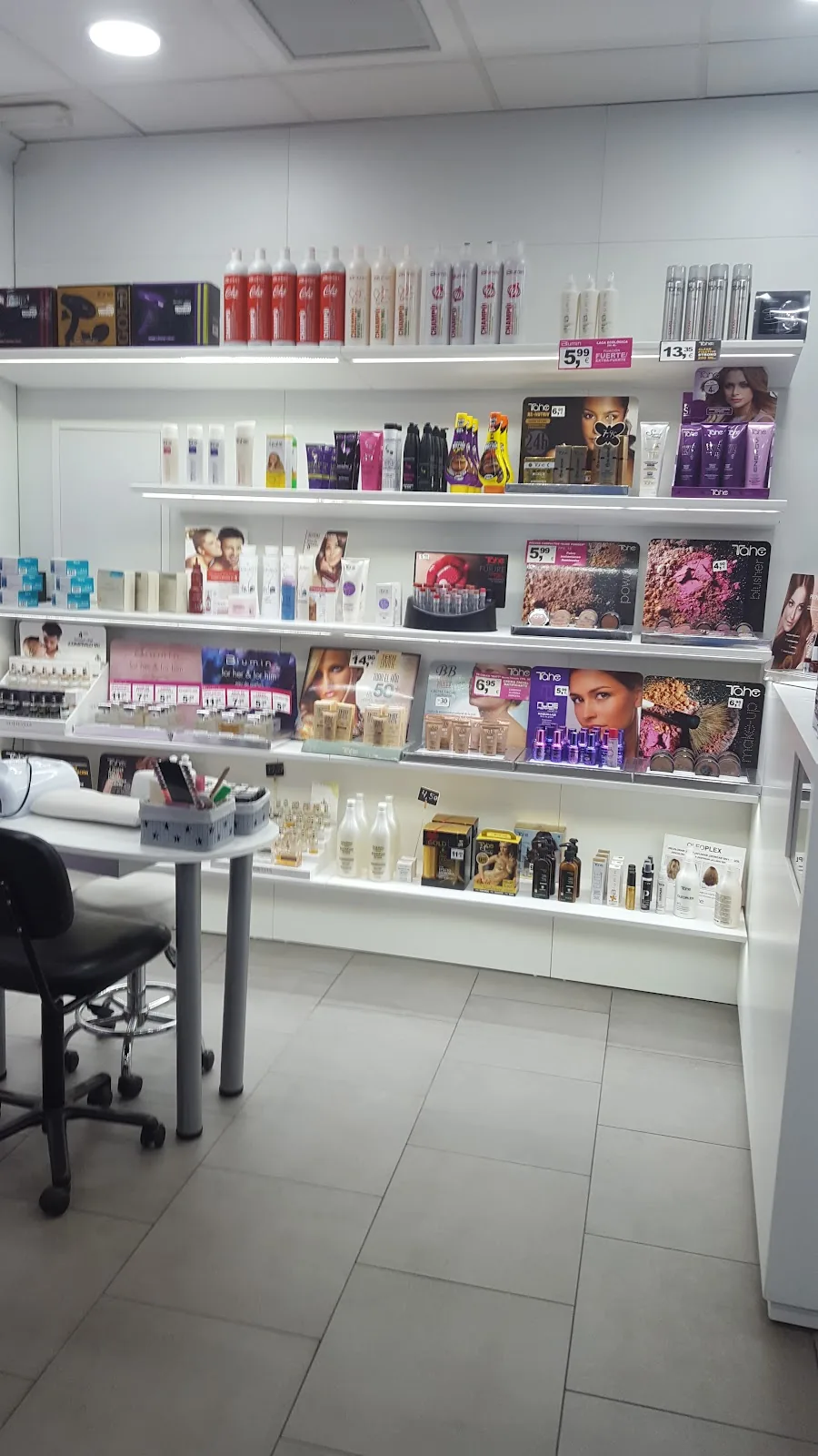 Estantería de productos del salón