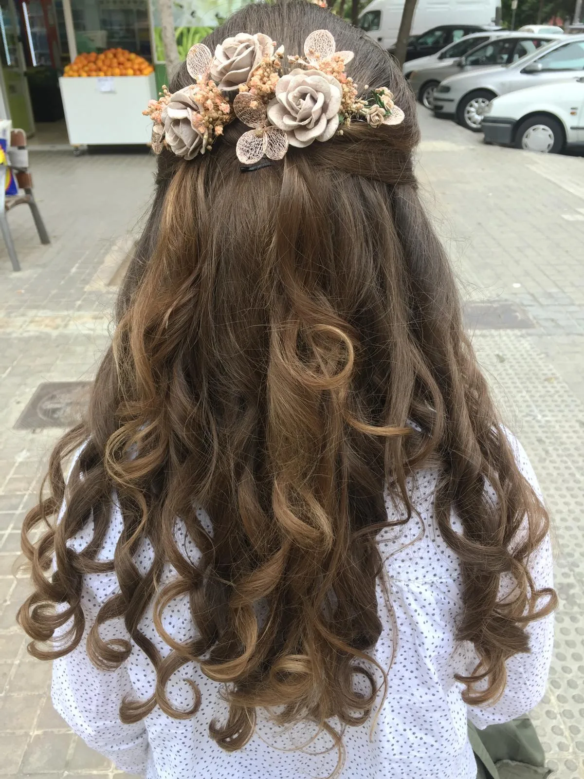 Semirrecogido con flores y ondas