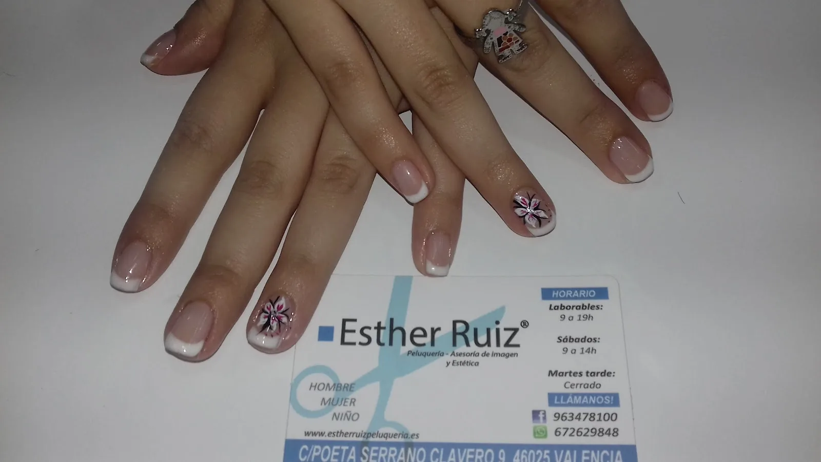 Manicura con francesa y detalle floral