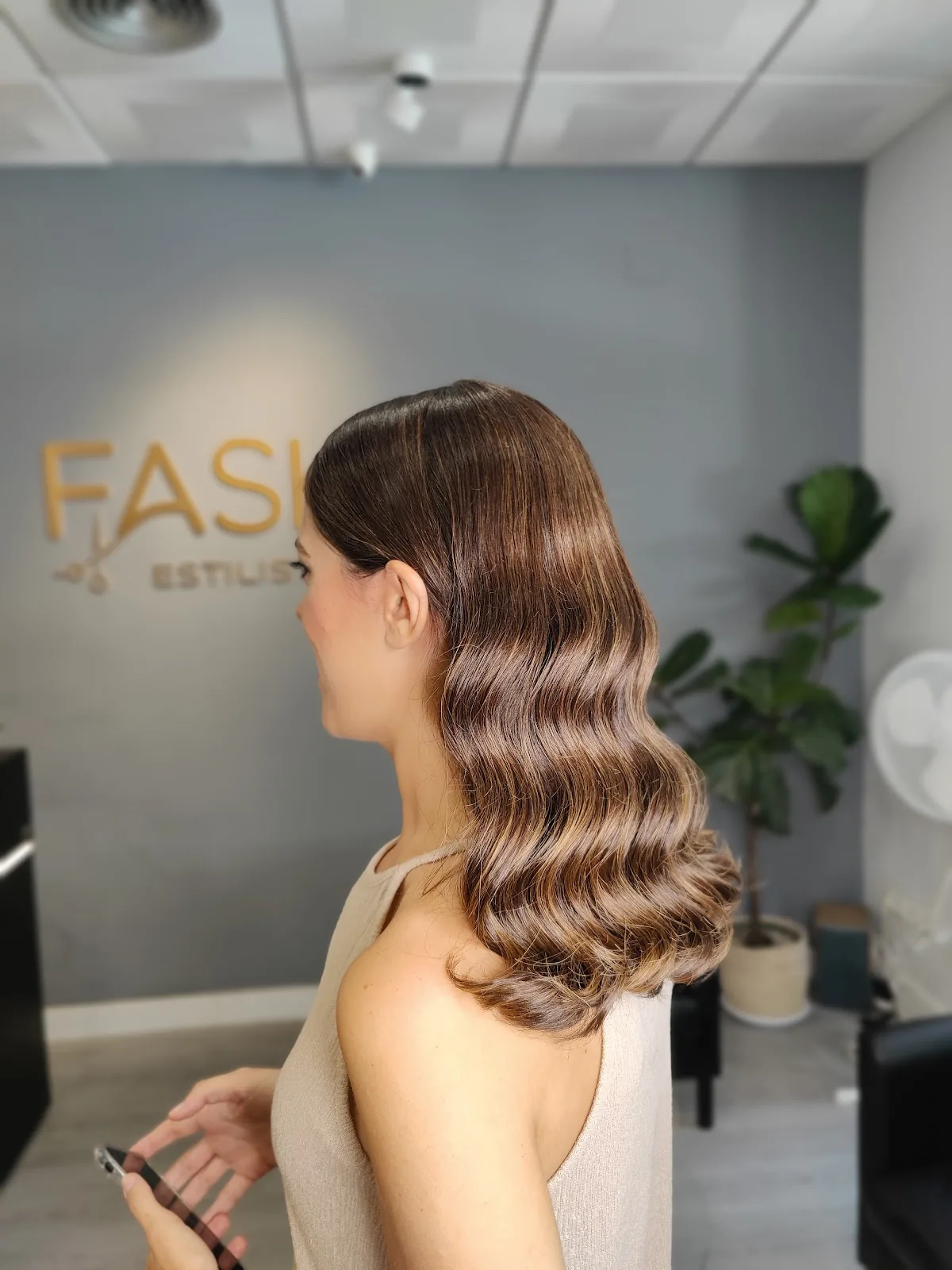 Ondas suaves en castaño