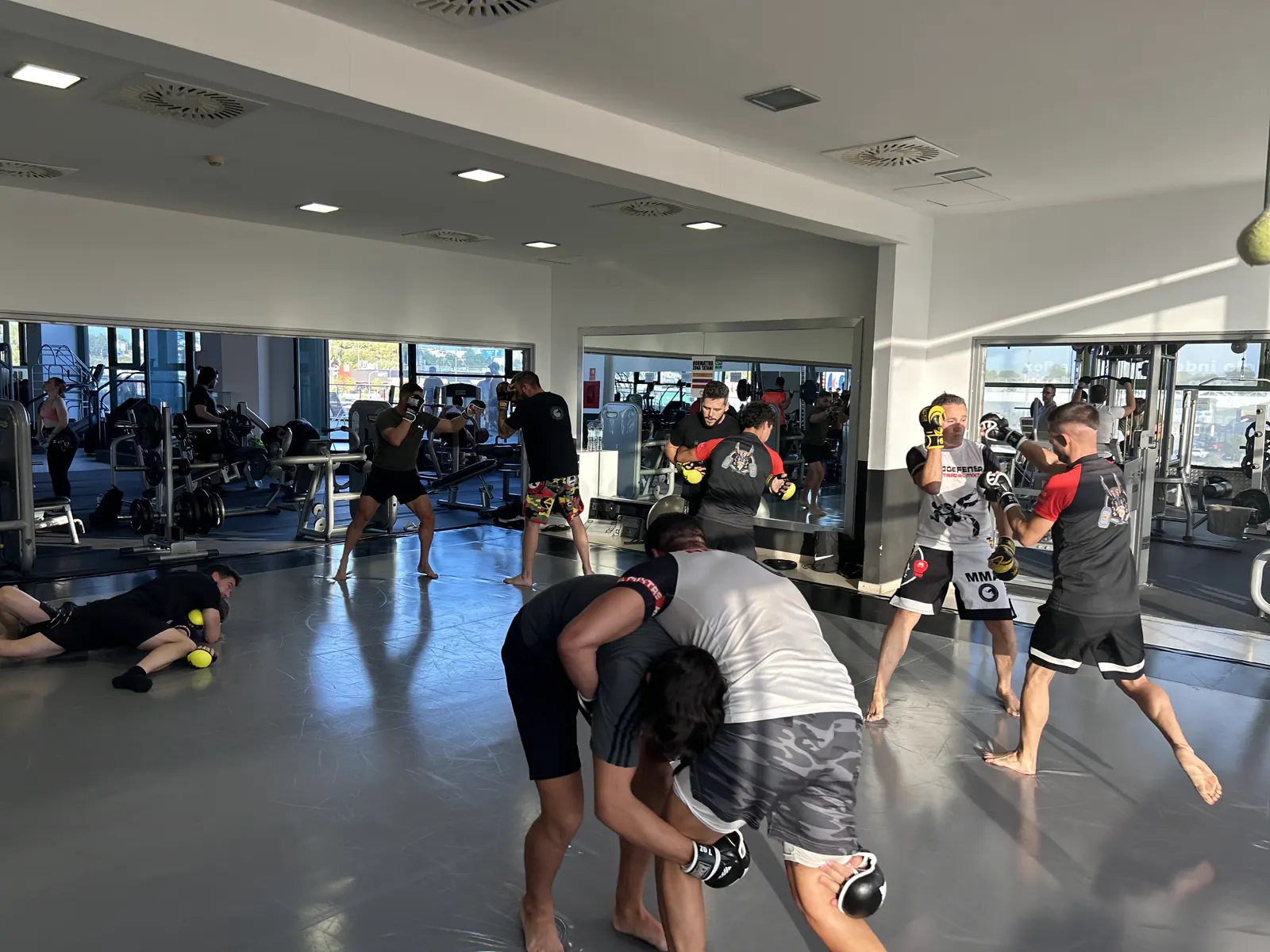 Práctica de combate en el gimnasio