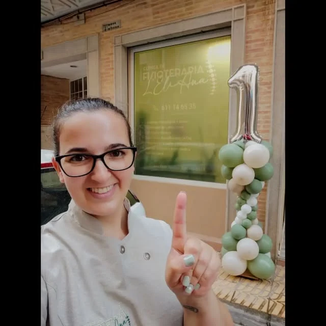 Ana Dolz Arolas en la entrada de su clínica