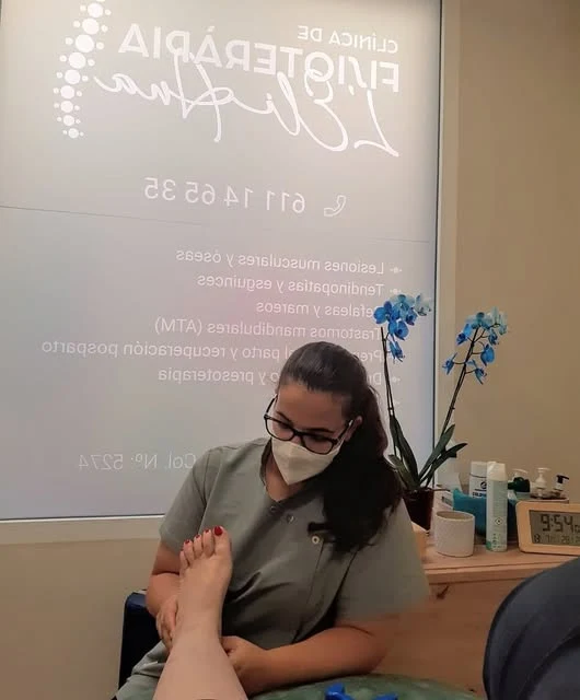 Ana trabajando en su consulta, fotografía de su Instagram