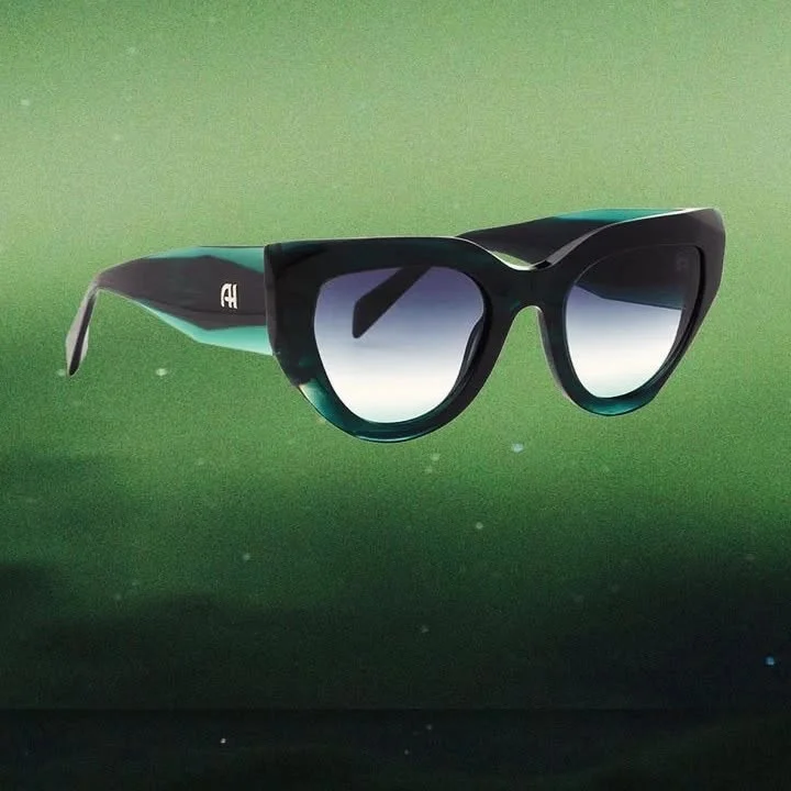 Gafas de sol oscuras sobre fondo verde