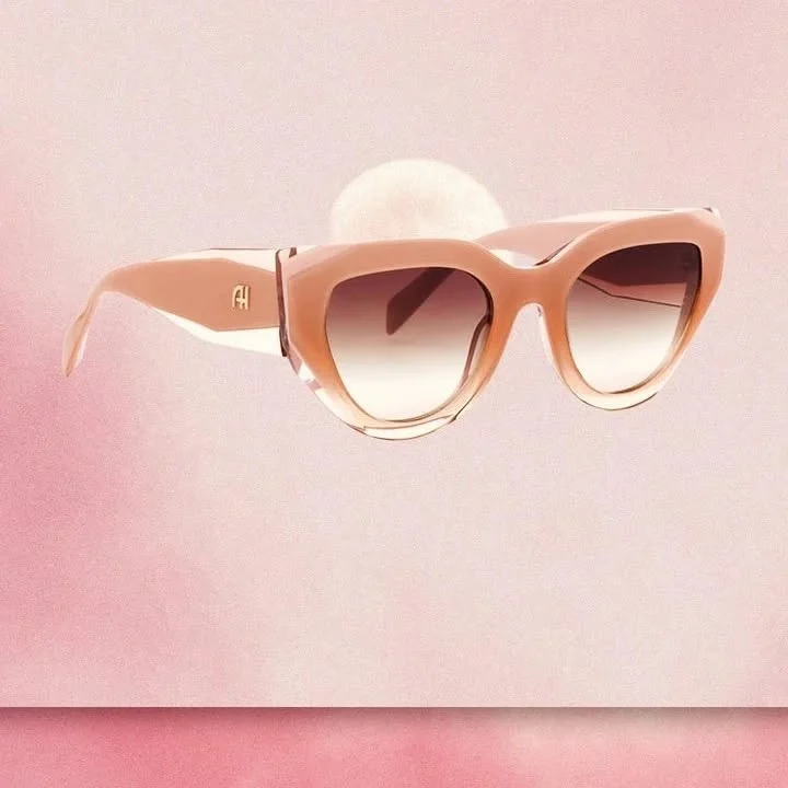 Gafas de montura clara en una fotografía del negocio