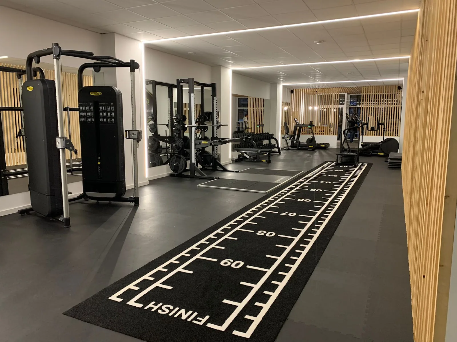 La sala de entrenamiento con la pista de sprint