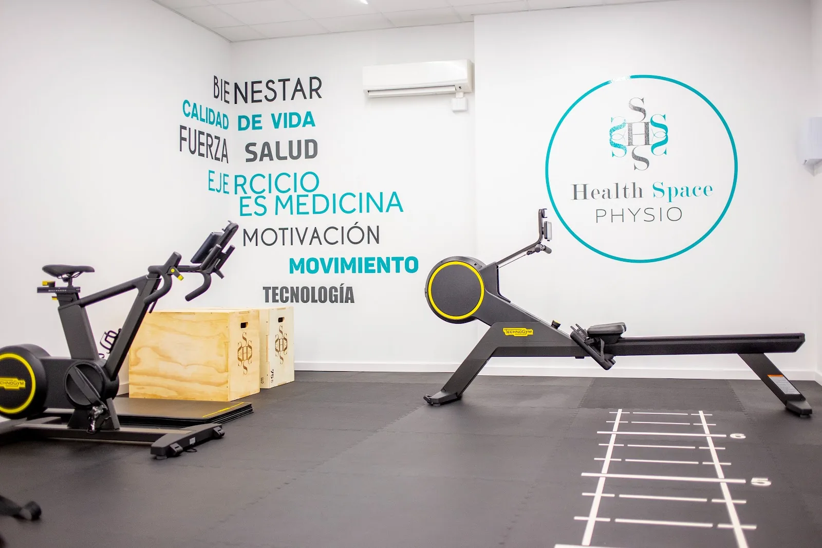 La pared con el lema del centro y las bicicletas