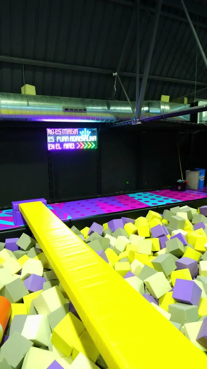 Interior del parque Jumpyland San Juan