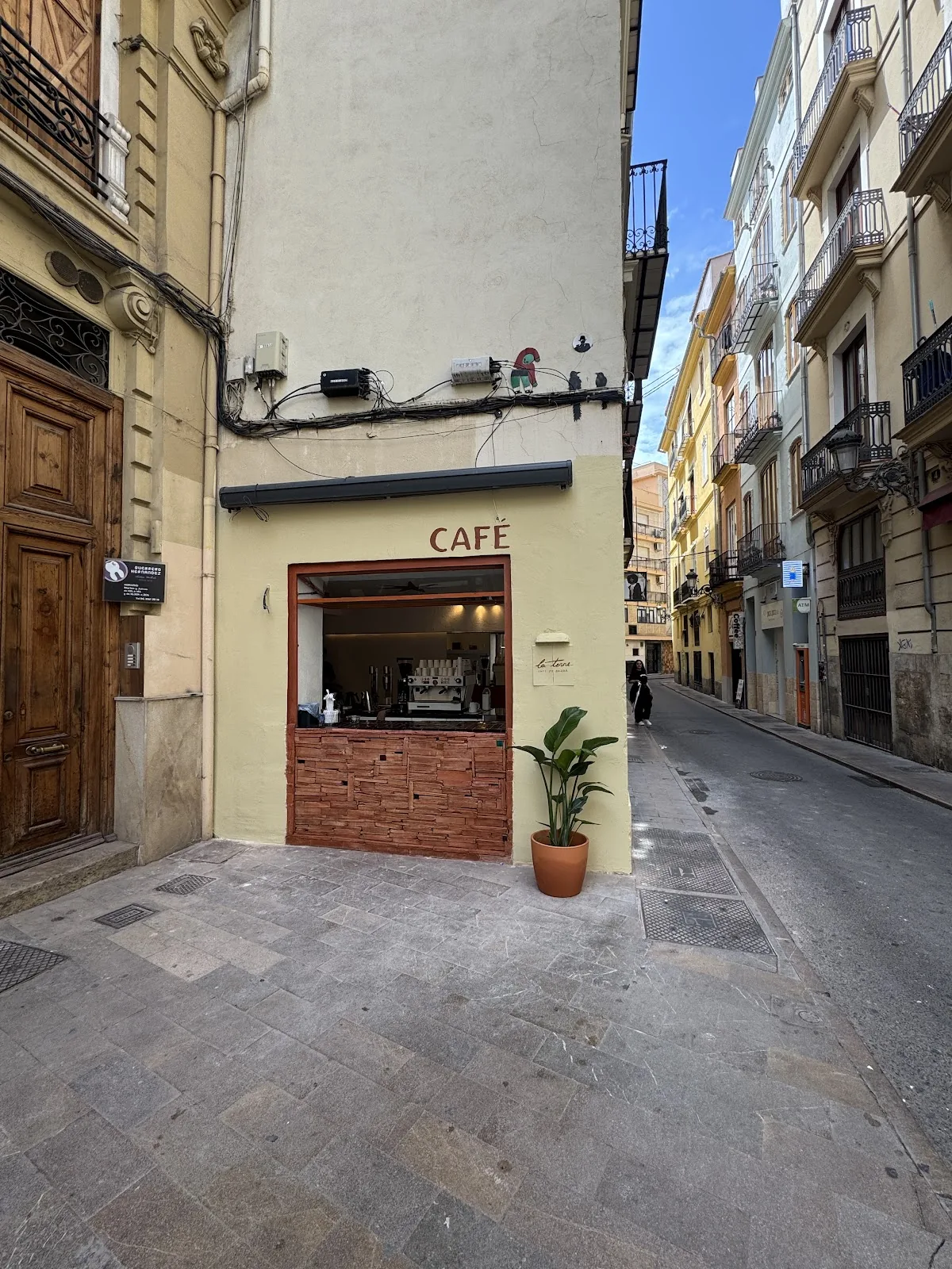 La calle dels Drets con la fachada del café