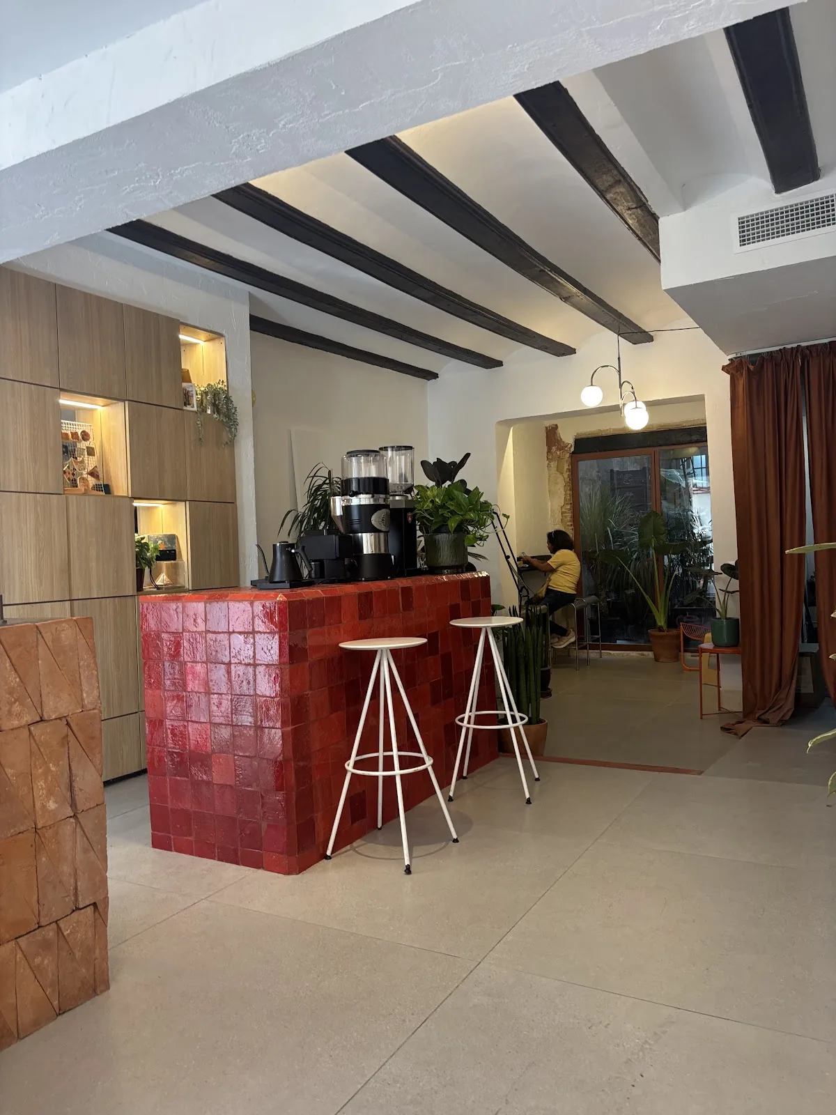 La sala interior con la barra roja