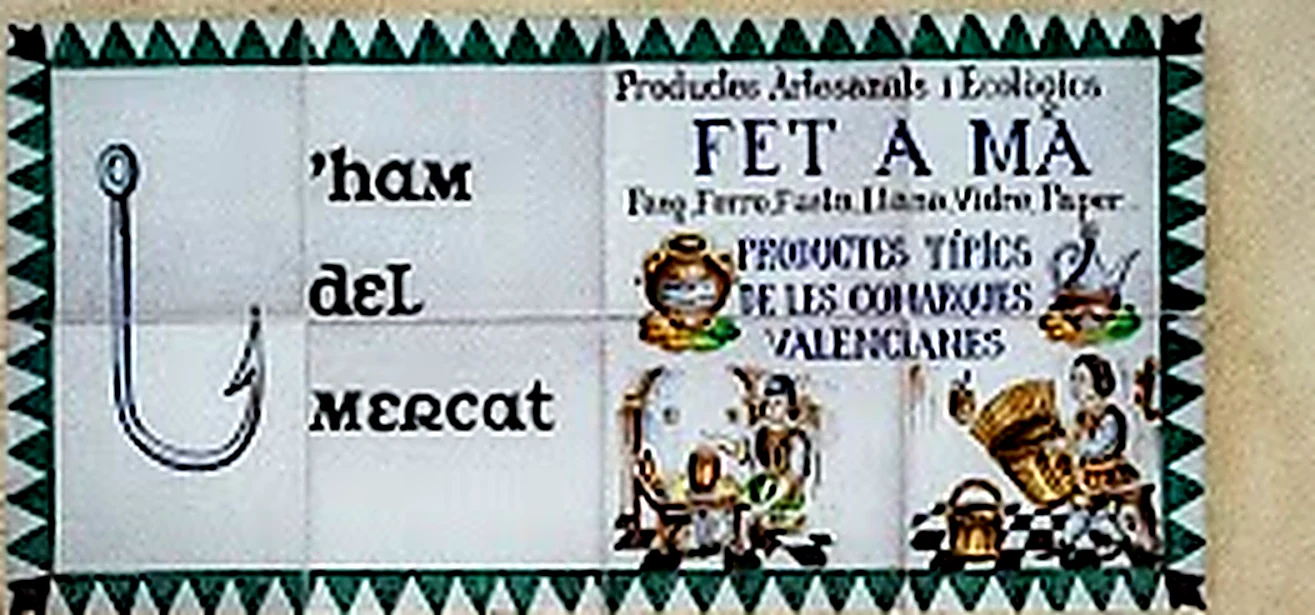 El azulejo de la fachada: 'ham del mercat, productes artesanals i ecològics, fet a mà