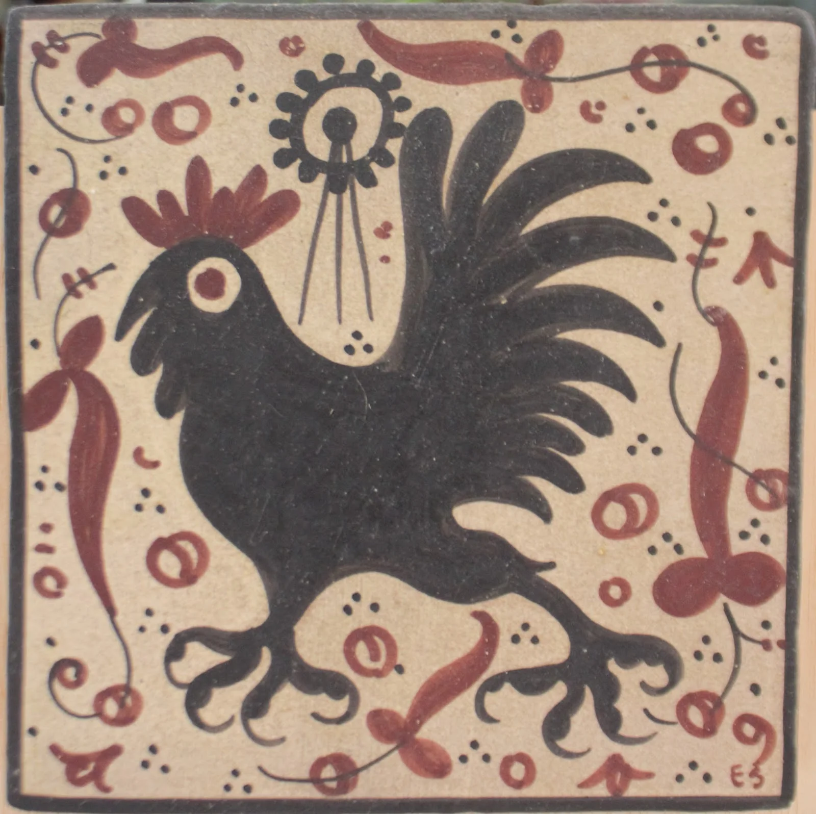Socarrat con un gallo pintado a mano