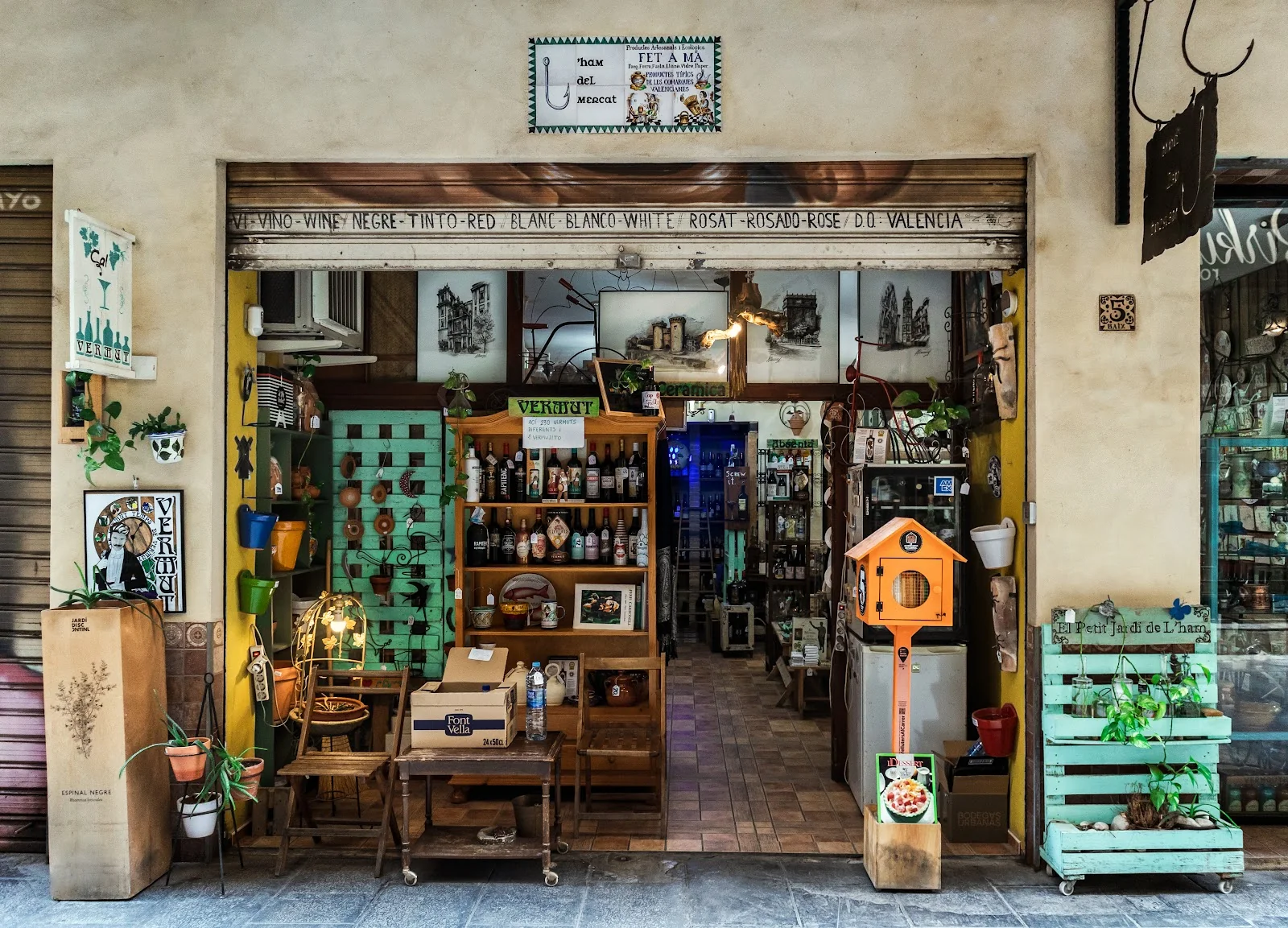Fachada de L'ham del Mercat en la calle de les Mantes
