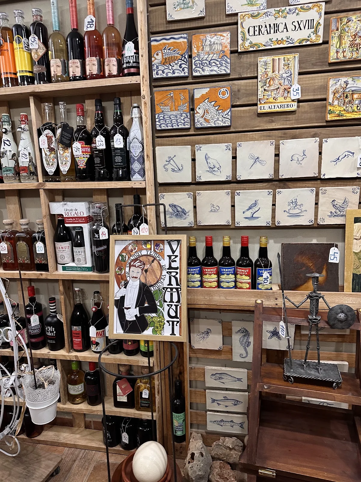 Estantería con vino y azulejos
