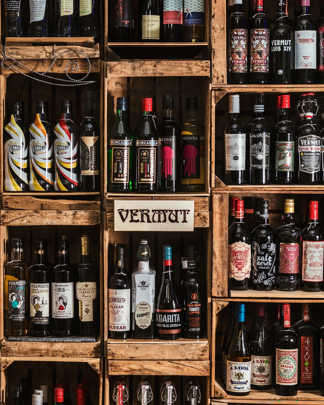 Cajas de vermut en la bodega