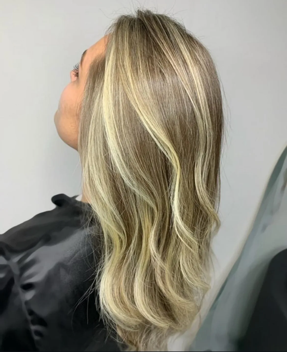 Melena rubia lisa con brillo tras el alisado