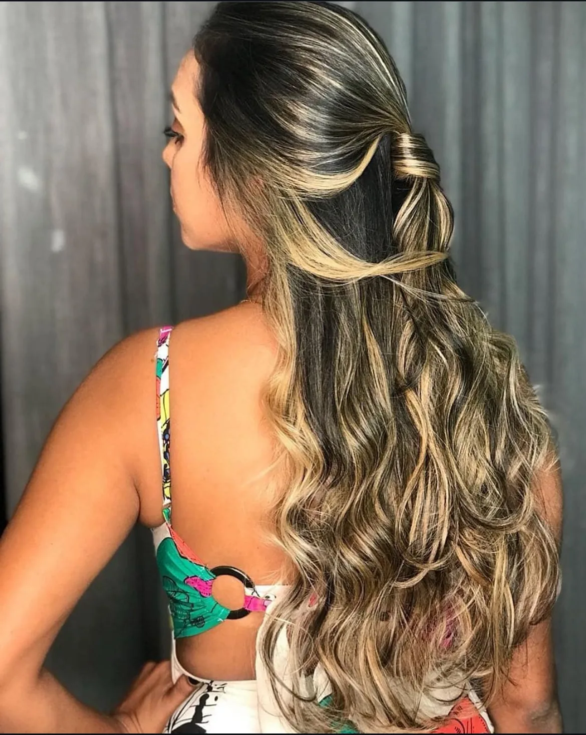 Semirrecogido con ondas y mechas