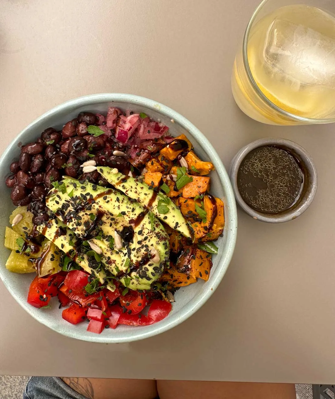 Bowl de MESTIZO con aguacate y verduras