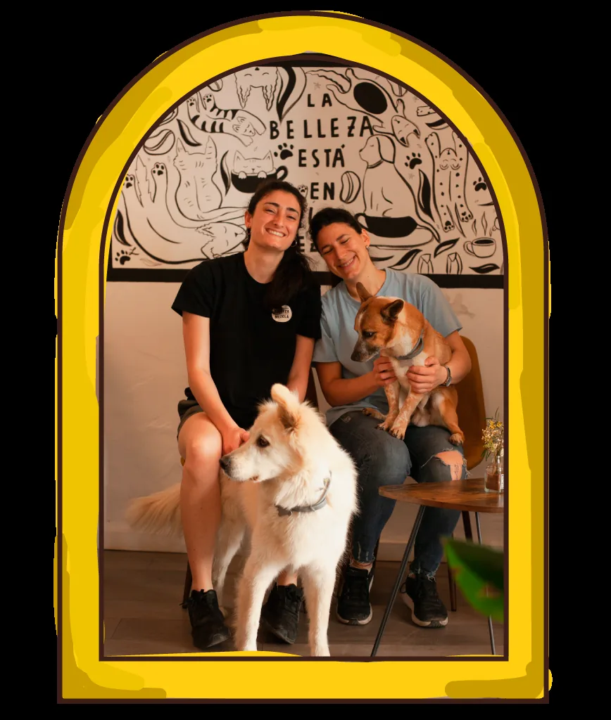 El equipo de MESTIZO con un perro, delante del mural