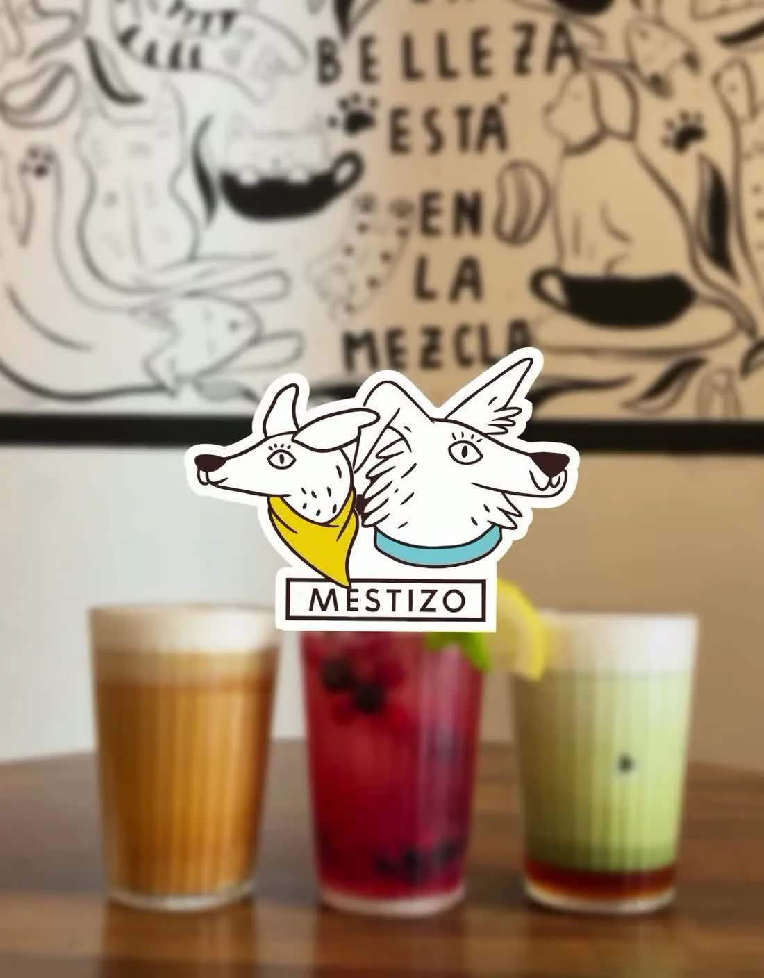 Bebidas frías de MESTIZO delante del mural