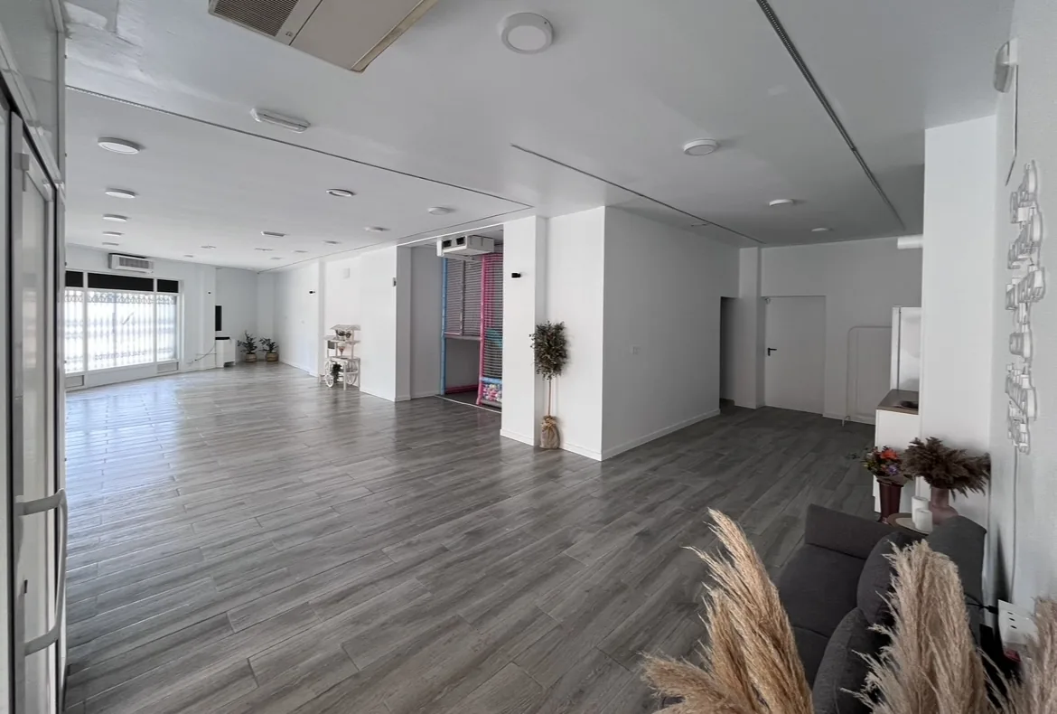El salón vacío, listo para montar