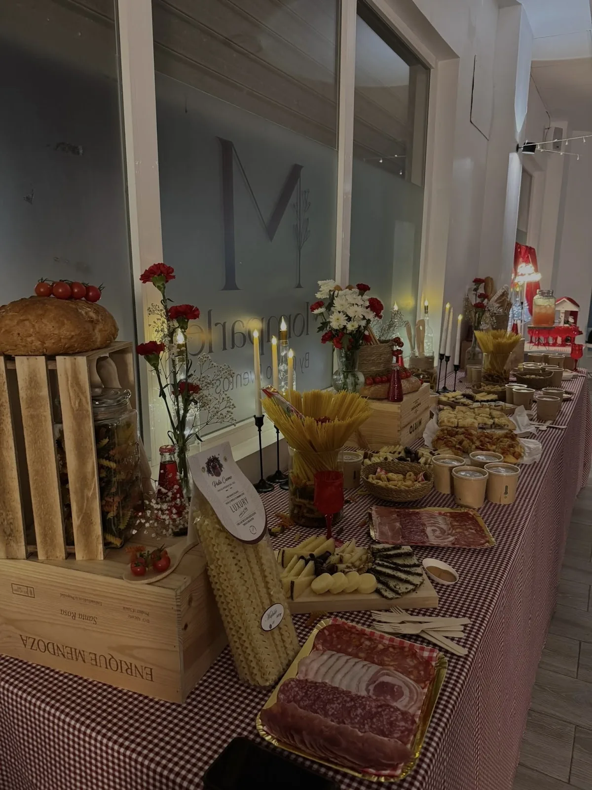 Mesa de catering con embutidos y quesos