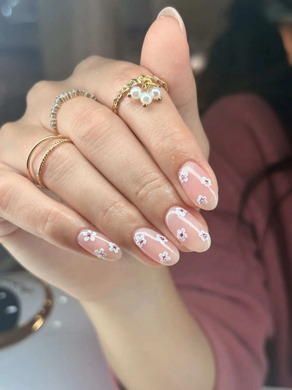 Manicura con flores pintadas a mano