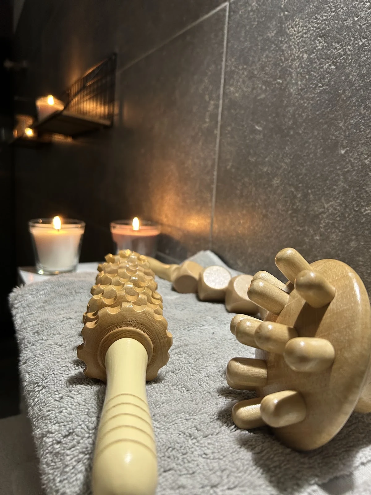 Detalle de los rituales de Oasis con velas y utensilios de masaje