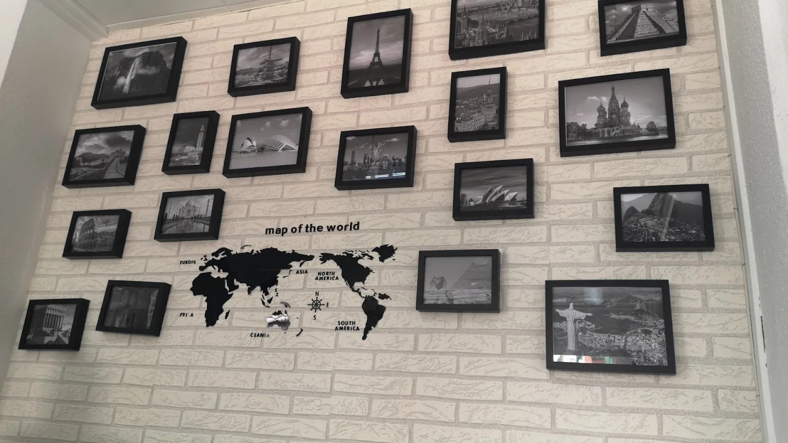 La pared de fotos con el mapa del mundo