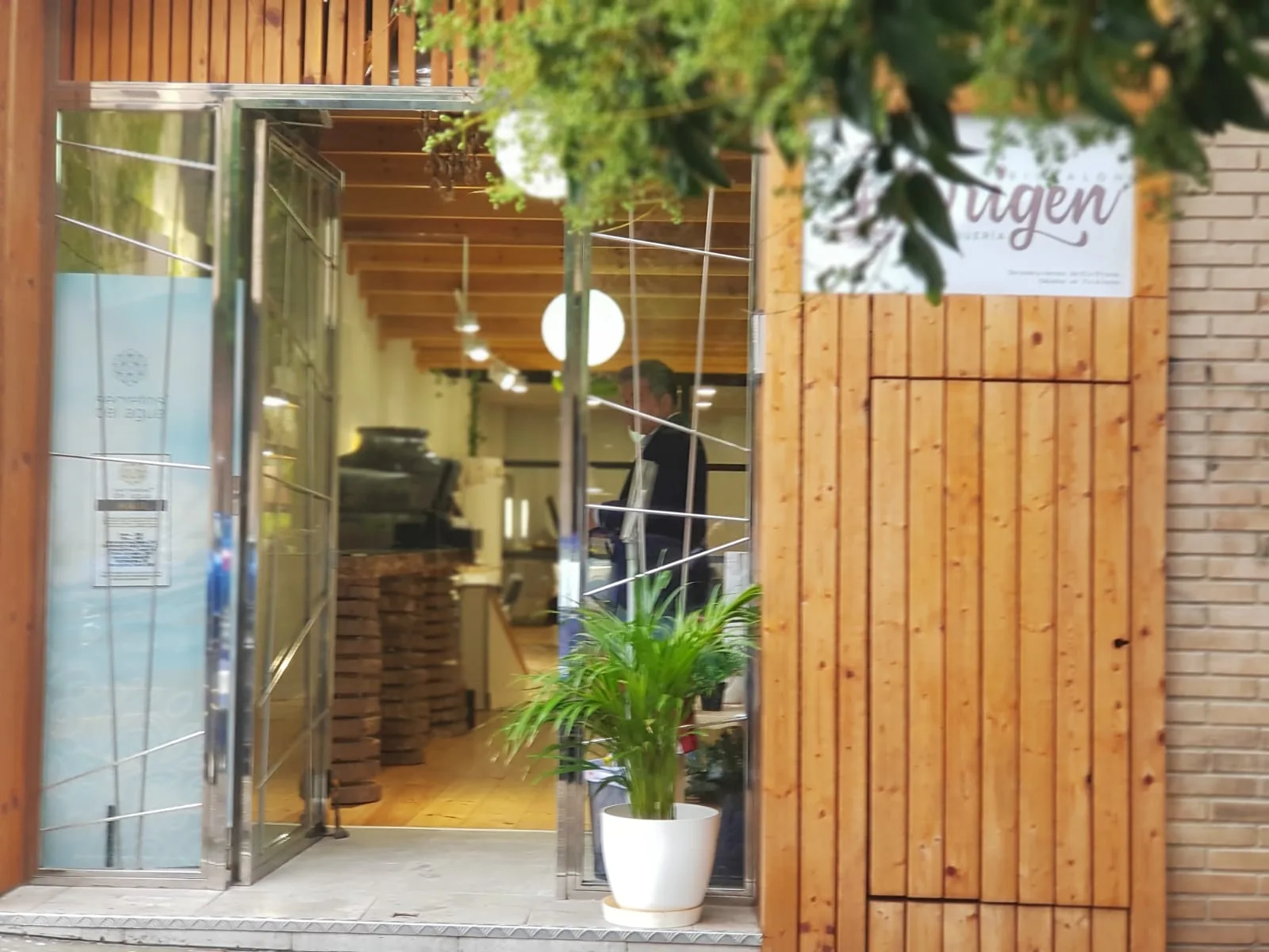 La entrada del salón, con plantas