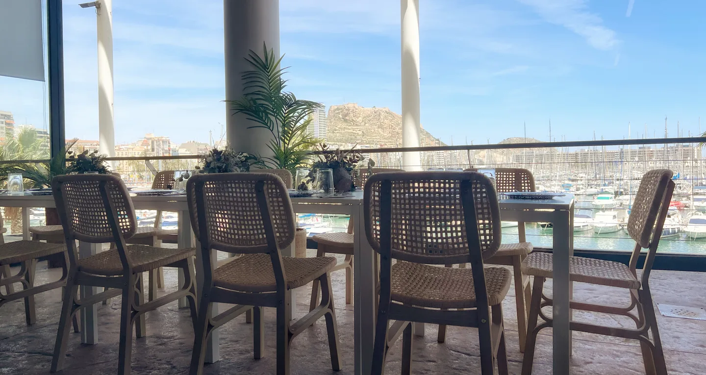 Terraza y mesas con vistas al puerto publicadas por Panoramis
