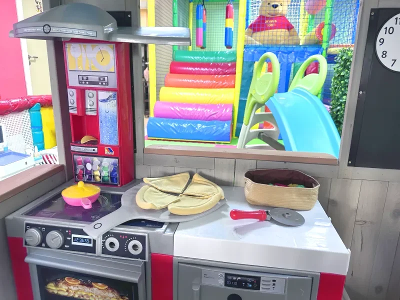 Cocinita de juguete en el local